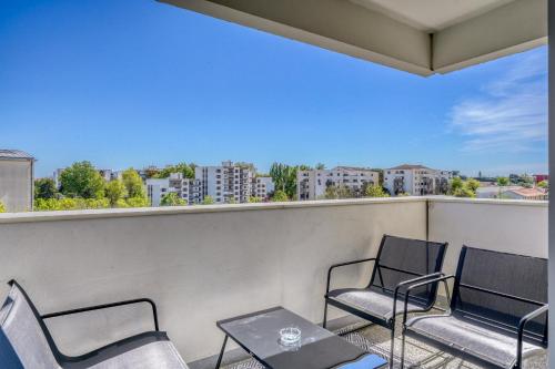 Appartement 2 pièces Tram direct aéroport & Bordeaux Parking, Mérignac