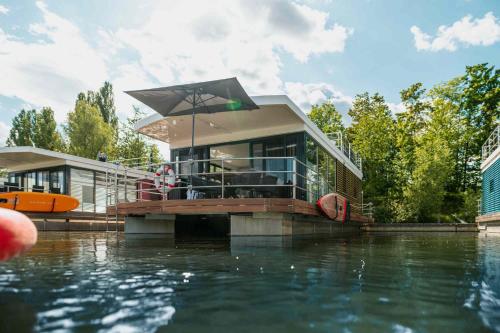Фасада на хотела, Floatinghouse Dream Boat - LP6 in Boffzen