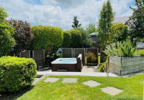 Spacious 4 BRM home with spa and large garden - image 5