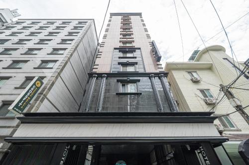 Exterior view, Sillim K2 near Abanggung Karaoke Bar