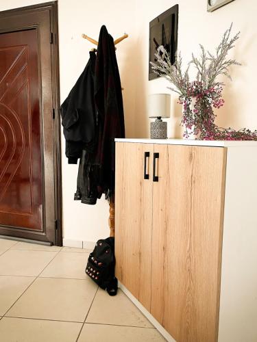 Bright 5th-Floor Apartment with Balcony - image 4