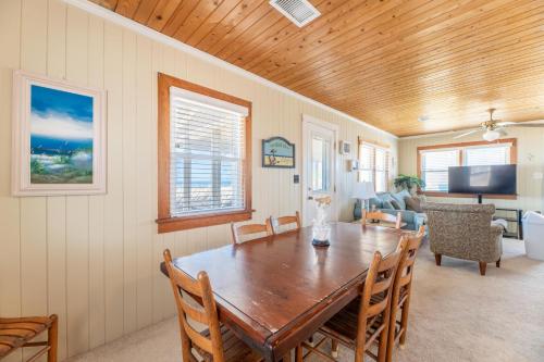 Wayfarer's Rest - Kitty Hawk MP 3.5, Oceanfront, Ocean View, Year Round Flex Stays in Кити Хоук, Северна Каролина