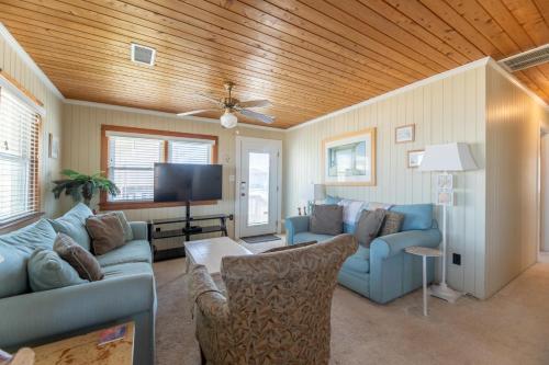 Wayfarer's Rest - Kitty Hawk MP 3.5, Oceanfront, Ocean View, Year Round Flex Stays in Кити Хоук, Северна Каролина