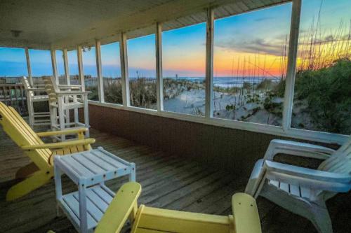 Wayfarer's Rest - Kitty Hawk MP 3.5, Oceanfront, Ocean View, Year Round Flex Stays in Кити Хоук, Северна Каролина