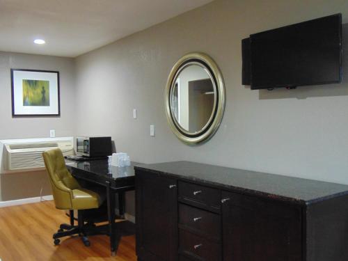 Budget Inn - image 5