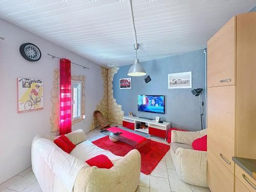 Shared lounge/TV area, La Petite Riau in Montagnieu