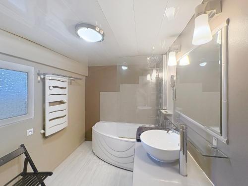 Bathroom, La Petite Riau in Montagnieu