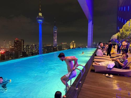 The platinum suites by ZYVO stay - image 7