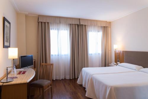 Superior Twin Room with City View image 4