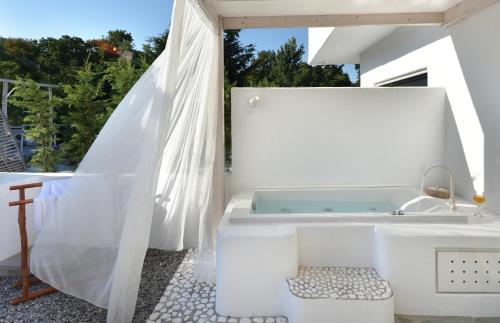 Karstais baseins, Olympa Suites in Limani Litochorou