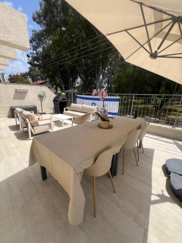 Balcony/terrace, Luxury Family Villa with Private Pool & Jacuzzi in Raanana
