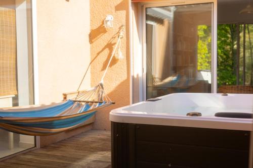 Belle villa avec Jacuzzi, Parking, Climatisation, Jardin, Calme