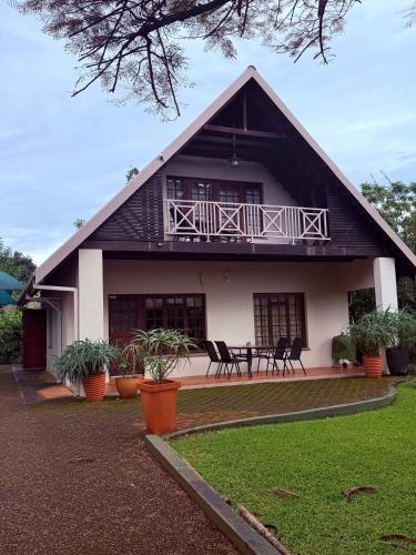 Ravenscroft Cottage Ezulwini - Stylish A-Frame Furnished Cottage in Mantenga in Lobamba