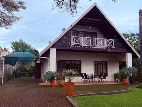 Ravenscroft Cottage Ezulwini - Stylish A-Frame Furnished Cottage in Mantenga in Lobamba