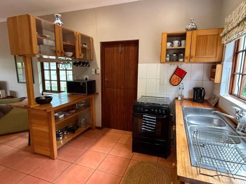 Ravenscroft Cottage Ezulwini - Stylish A-Frame Furnished Cottage in Mantenga in Lobamba