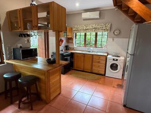 Ravenscroft Cottage Ezulwini - Stylish A-Frame Furnished Cottage in Mantenga in Lobamba