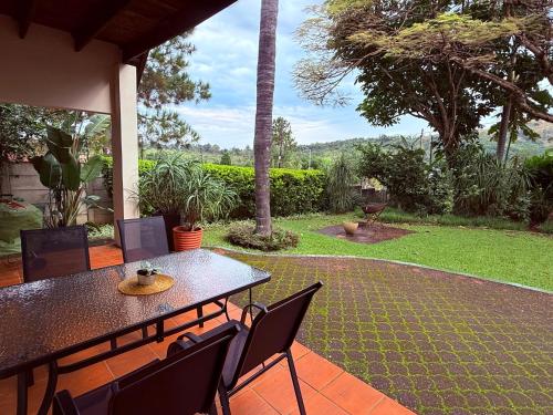 Ravenscroft Cottage Ezulwini - Stylish A-Frame Furnished Cottage in Mantenga in Lobamba