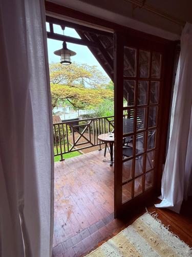 Ravenscroft Cottage Ezulwini - Stylish A-Frame Furnished Cottage in Mantenga in Lobamba