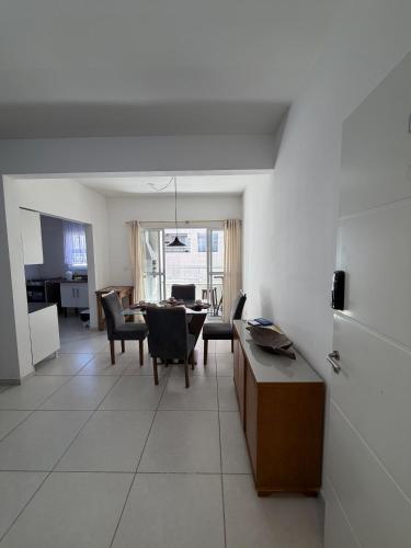 Apartamento em Ubatuba 2 Quartos com Ar e Churrasqueira 700m da Praia Itagua Garagem in ปรายา โด อิตากวา