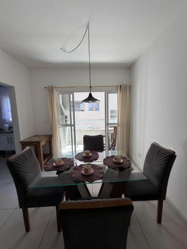 ห้องส่วนกลางสำหรับนั่งเล่น/ดูทีวี, Apartamento em Ubatuba 2 Quartos com Ar e Churrasqueira 700m da Praia Itagua Garagem in ปรายา โด อิตากวา