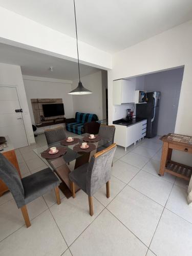 ห้องส่วนกลางสำหรับนั่งเล่น/ดูทีวี, Apartamento em Ubatuba 2 Quartos com Ar e Churrasqueira 700m da Praia Itagua Garagem in ปรายา โด อิตากวา