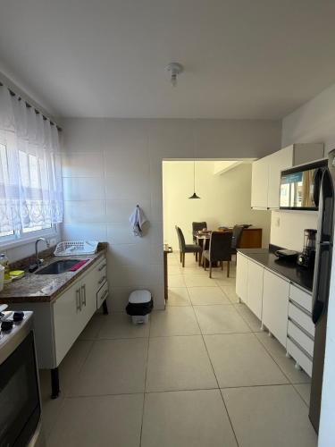 Apartamento em Ubatuba 2 Quartos com Ar e Churrasqueira 700m da Praia Itagua Garagem in ปรายา โด อิตากวา