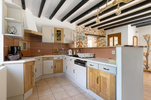 virtuve, Grand Gîte Le Jeanneau Spa 15p (Grand Gite Le Jeanneau Spa 15p) in Bonnoeuvre ciems