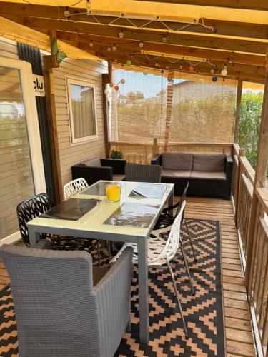 Mobil home récent climatisé avec terrasse-fréjus – khách sạn tại Cais