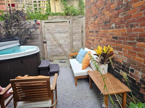 Cozy Cottage Downtown - Walk to OTR & Stadiums in Cincinnati, USA