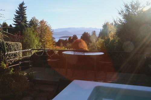 Gran casa con pileta climatizada y vista al lago