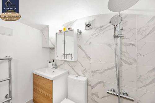 Grand Victorian 3BR Flat Sleeps 8 Kensington - image 6