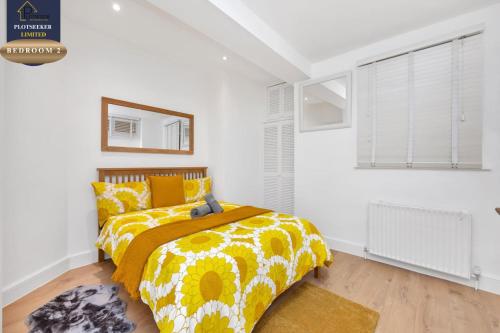 Grand Victorian 3BR Flat Sleeps 8 Kensington - image 4
