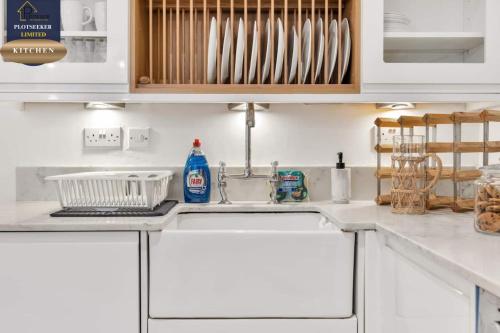 Grand Victorian 3BR Flat Sleeps 8 Kensington - image 3