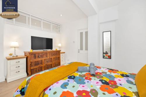 Grand Victorian 3BR Flat Sleeps 8 Kensington - image 9