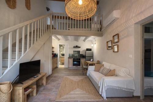 2 twin beds, 1 sofa bed