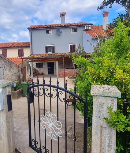 Charmantes Steinhaus- ruhig, strandnah & mit Garage - Location saisonnière - Labin
