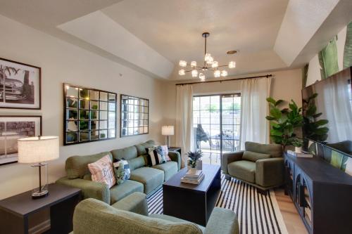 Suite at The Saint Hotel: 15 Mi to Overland Park