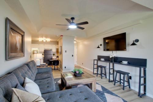. Unique Aparthotel Stay 15 Mi to Overland Park