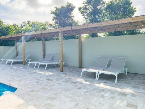 Studio Tropical Paradise - The green flamingo in Willibrordus