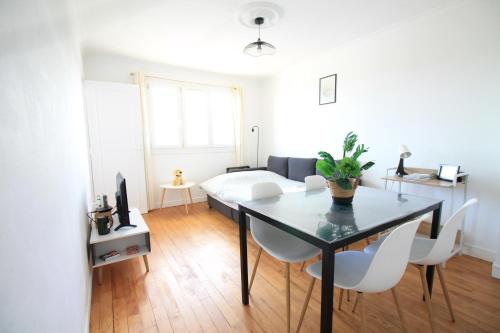 La Colline - Pont-Hebert - com - Grand Parking gratuit, De 1 a 4 personnes, Tout equipe, Netflix, Am in Pont-Hébert