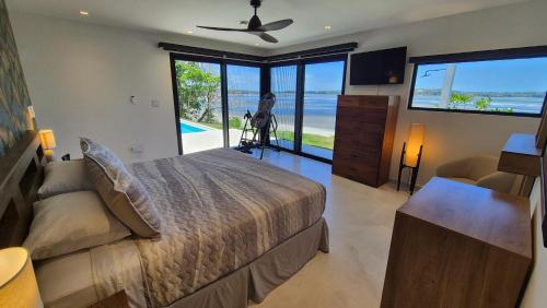 Stunning seaside villa with pool and jacuzzi in Boca Chica