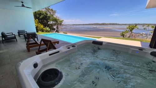 Stunning seaside villa with pool and jacuzzi in Boca Chica