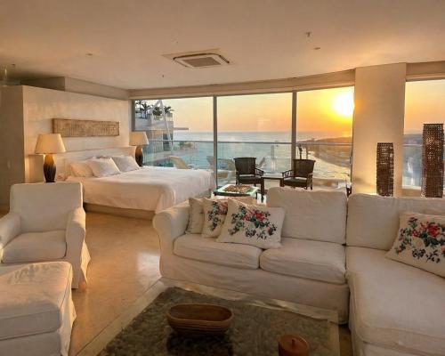 Suite de lujo con vista en hotel, salida a playa y amenities premium