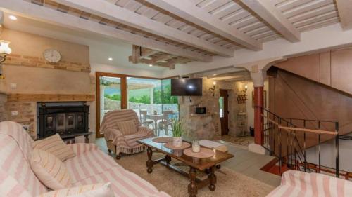Villa Kameni Cvijet with Jacuzzi, Sauna, Tennis court in Podbablje