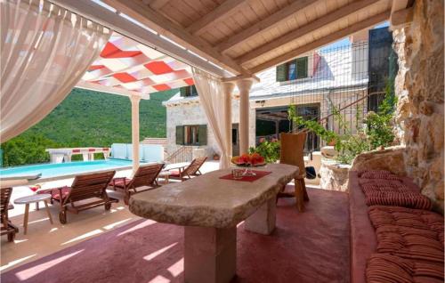 Villa Kameni Cvijet with Jacuzzi, Sauna, Tennis court in Podbablje