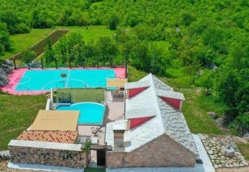Villa Kameni Cvijet with Jacuzzi, Sauna, Tennis court in Podbablje
