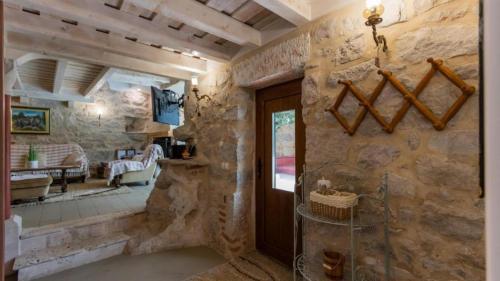 Villa Kameni Cvijet with Jacuzzi, Sauna, Tennis court in Podbablje