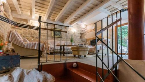Villa Kameni Cvijet with Jacuzzi, Sauna, Tennis court in Podbablje