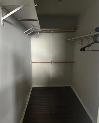 Master bedroom with private bath near austin airport in جلينبروك
