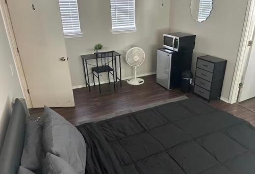 Master bedroom with private bath near austin airport in جلينبروك